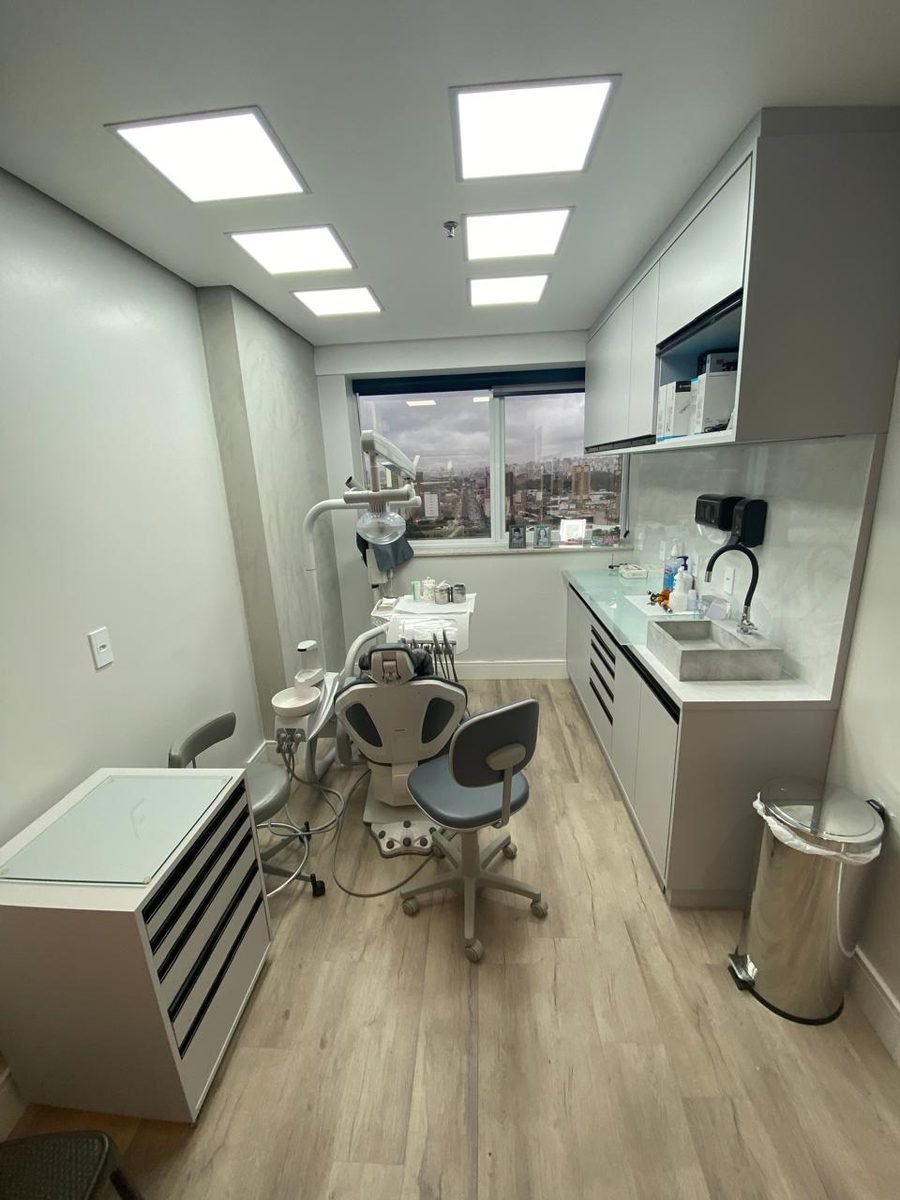 Sala de atendimento com vista para a cidade