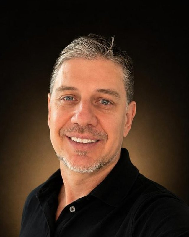 Dr. Mateus Zambon, cirurgião-dentista, sorrindo